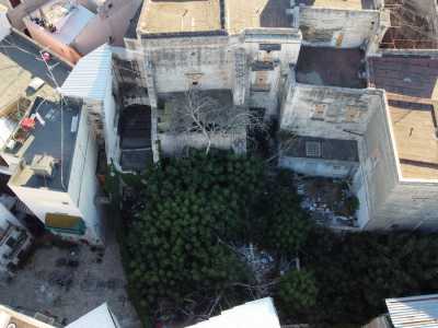 Girando poi a sinistra l�obiettivo del drone, verso un cortile posto tra le strutture secondarie del Palazzo, possiamo finalmente scoprire il raro giardino pensile